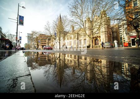 LONDON - Februar 2021: Ealing Town Hall Gebäude am New Broadway in West London, ein Gebäude der lokalen Regierung Stockfoto