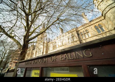 LONDON - Februar 2021: Ealing Town Hall Gebäude am New Broadway in West London, ein Gebäude der lokalen Regierung Stockfoto