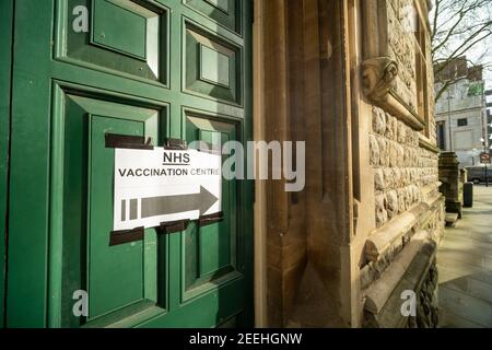 London - Februar 2021: Covid 19 NHS Impfzentrum in Ealing, West London Stockfoto