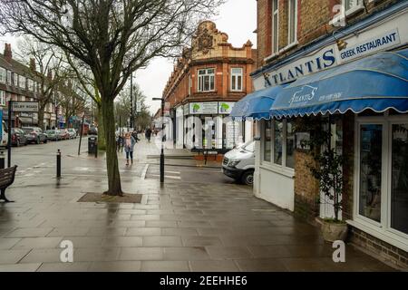 London - Februar 2021: Pitshanger Lane, eine Vorstadtstraße mit Geschäften und Häusern in Ealing, West-London Stockfoto