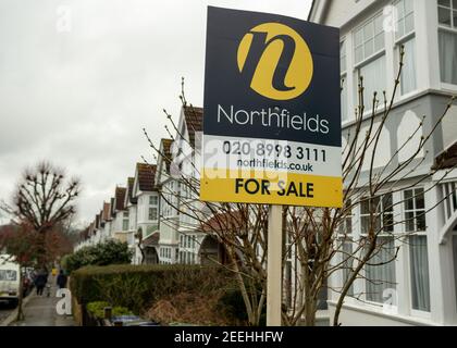 London- Northfields Immobilienmakler "for Sale" Zeichen auf Reihe von Reihenhäusern in Ealing, West-London Stockfoto