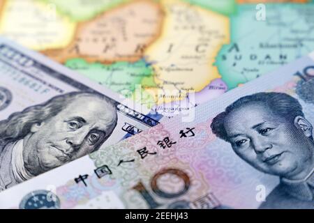 US-Dollar und chinesischer Yuan auf der Karte von Afrika. Rivalität zwischen den USA und China auf dem afrikanischen Kontinent, amerikanische und chinesische Investitionen, Kreditvergabe Stockfoto