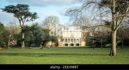 London - Walpole Park, ein großer öffentlicher Park von Pitzhanger Manor in Ealing, West London Stockfoto