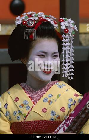 Japan, Honshu, Kyoto, Gion Distrikt, Mädchen gekleidet als Geisha Kimono tragen Stockfoto