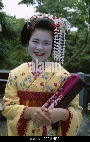 Japan, Honshu, Kyoto, Gion Distrikt, Mädchen gekleidet als Geisha Kimono tragen Stockfoto