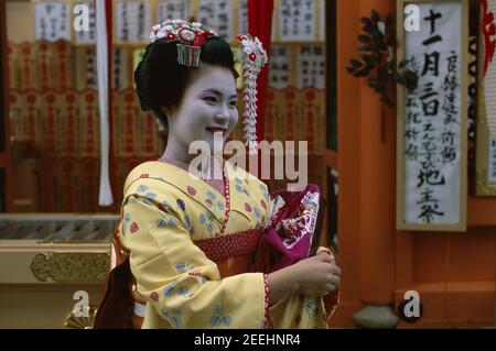 Japan, Honshu, Kyoto, Gion Distrikt, Mädchen gekleidet als Geisha Kimono tragen Stockfoto