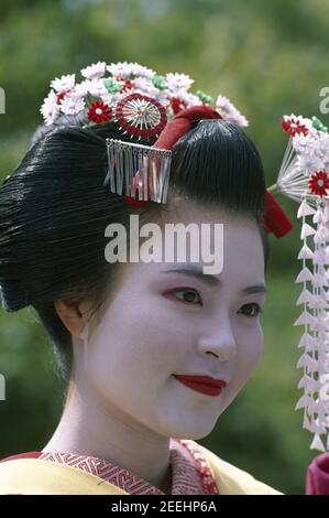 Japan, Honshu, Kyoto, Gion Distrikt, Mädchen gekleidet als Geisha Kimono tragen Stockfoto