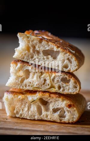 Eine schöne traditionelle Focaccia in Stücke geschnitten. Focaccia von natürlichem Sauerteig Stockfoto