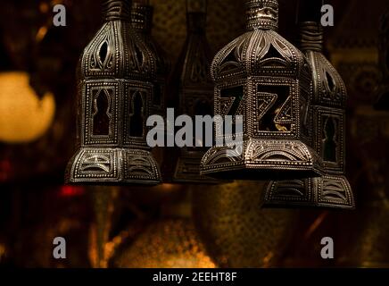 Marokkanische Metalllampe mit goldenem, rotem, blauem Glas in den Souks von Marrakesch. Arabische Zierlaternen. Stockfoto