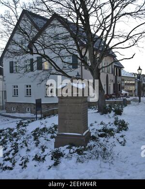 Mülheim AN DER RUHR, DEUTSCHLAND - 13. Feb 2021: Gedenkstein für Gerhard Tersteegen, deutscher reformierter religiöser Schriftsteller und Hymnist, bei St. Peter's Chu Stockfoto