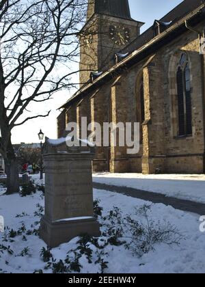 Mülheim AN DER RUHR, DEUTSCHLAND - 13. Feb 2021: Gedenkstein für Gerhard Tersteegen, deutscher reformierter religiöser Schriftsteller und Hymnist, bei St. Peter's Chu Stockfoto