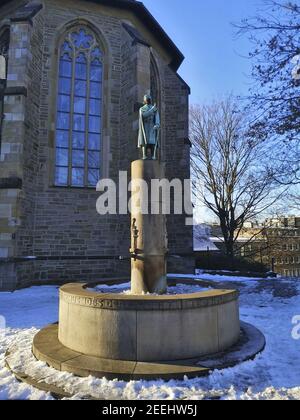 Mülheim AN DER RUHR, DEUTSCHLAND - 13. Feb 2021: Gedenkstätte für die fiktive Figur Hieronymus Jobs in Mülheim nahe der Petriki-Kirche Stockfoto