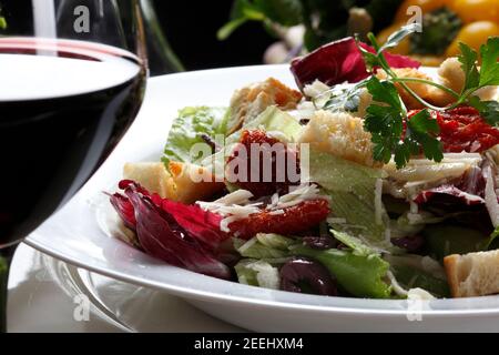Salat und Rotwein Stockfoto