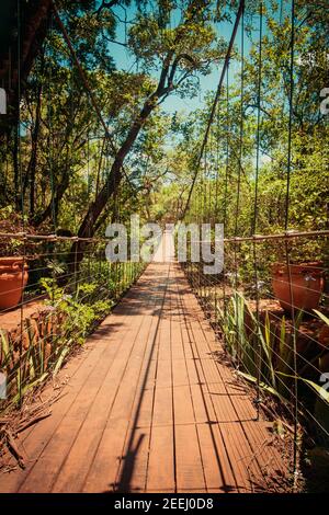 Brücke über Wasserfall in Brotas City, São Paulo Stockfoto