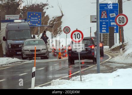 Sachrang, Deutschland. Februar 2021, 16th. Polizeibeamte kontrollieren Autos, die nach Österreich in der Nähe des Aschau-Kreises Sachrang im Kufsteinerland in Tirol fahren. Die verschärften deutschen Einreisebestimmungen an der Grenze zum österreichischen Bundesland Tirol zum Schutz vor gefährlichen Varianten des Coronavirus traten in der Nacht vom 14,02.2021 in Kraft. Quelle: Peter Kneffel/dpa - ACHTUNG: Das Kennzeichen wurde aus rechtlichen Gründen verpixelt/dpa/Alamy Live News Stockfoto