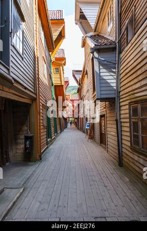 Gasse mit alten Holzhäusern in Bryggen in Bergen, Norwegen Stockfoto