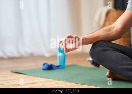 Nahaufnahme der männlichen Hand Gyan Mudra Symbol, während der Mensch Meditation Yoga-Übung zu Hause Stockfoto