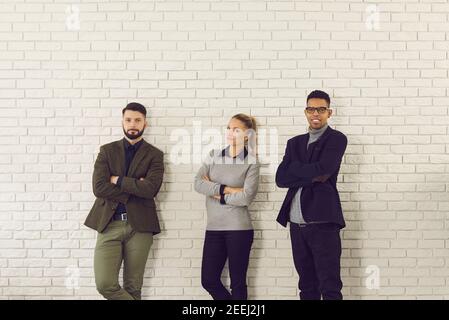 Gruppenportrait von selbstbewussten jungen, vielfältigen Mitarbeitern oder Unternehmensleitern Im Büro Stockfoto