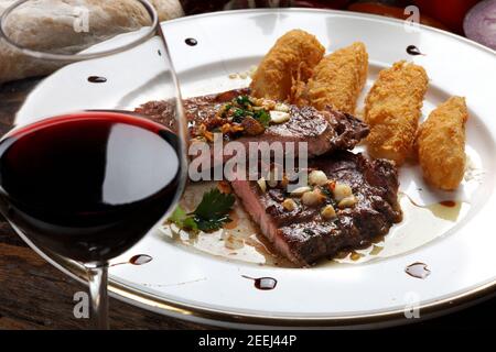 BBQ Steak und Rotwein geschnitten Stockfoto