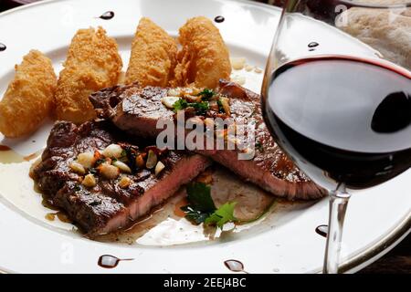 BBQ Steak und Rotwein geschnitten Stockfoto