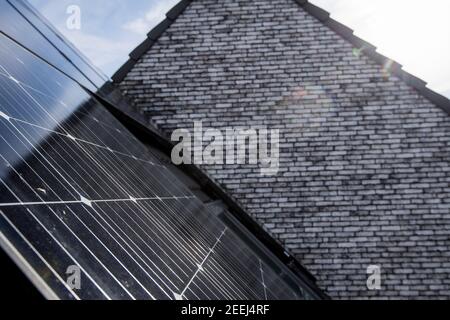 Abbildung zeigt Sonnenkollektoren auf einem Dach in Mechelen, Dienstag, 16. Februar 2021. BELGA FOTO JASPER JACOBS Stockfoto