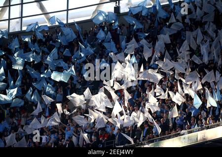 Datei-Foto vom 24-02-2019 von Fans in den Ständen winkende Fahnen im Wembley Stadium, London. Ausgabedatum: Dienstag, 16. Februar 2021. Stockfoto