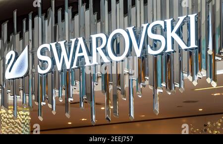 Swarovski Zeichen Buchstaben am Ladeneingang im Eaton Centre. Die Swarovski AG ist ein österreichischer Hersteller von Luxus-Bleiglas mit Sitz in Wattens, aus Stockfoto