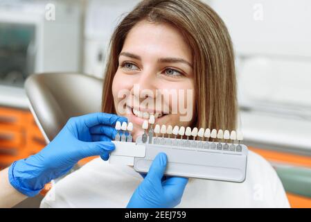 Auswahl der richtigen Zahnfarbe für professionelles kosmetisches Bleichen beim Zahnarzt. Stockfoto