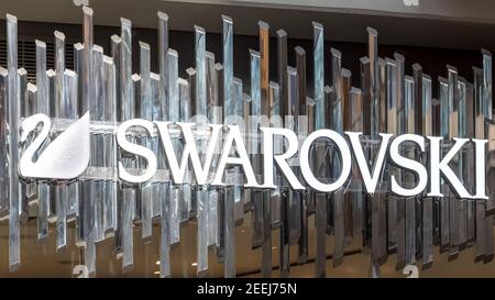 Swarovski Zeichen Buchstaben am Ladeneingang im Eaton Centre. Die Swarovski AG ist ein österreichischer Hersteller von Luxus-Bleiglas mit Sitz in Wattens, aus Stockfoto