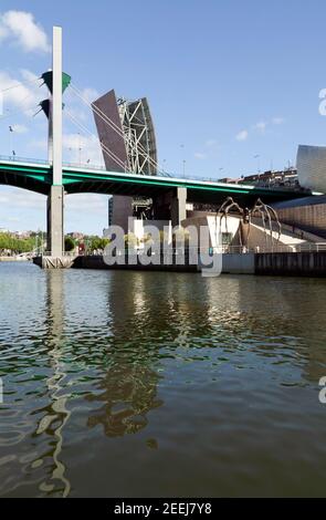 Blick auf die Brücke La Salve, vom Fluss Nervión, Bilbao, Spanien, wenn sie über das Guggenheim Museum geht Stockfoto
