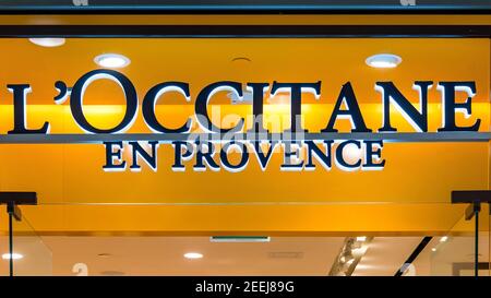 L'Occitane en Provence unterschreibt Briefe am Eingang des Ladens. Stockfoto