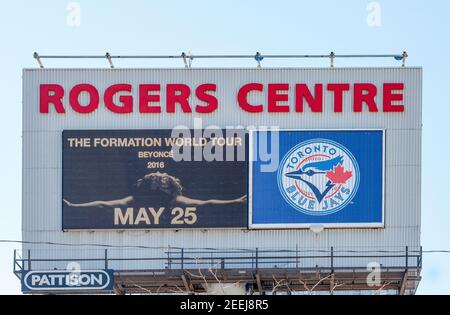 Rogers Center Plakatwand mit Toronto Blue Jays Logo. Rogers Center ist ein Mehrzweckstadion. Es ist die Heimat der Toronto Blue Jays of Major League Bas Stockfoto