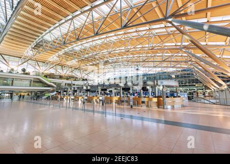 Level 1at der Flughafen in Hamburg, Chek-in-Schalter, leer wegen Corona-Virus-Pandemie Stockfoto