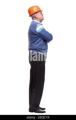 Seitenansicht. Ein ernsthafter Architekt in einem Schutzhelm, der auf einen weißen Bildschirm schaut. Stockfoto