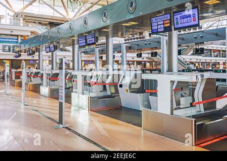 Selbstaushängeautomaten am Hamburger Flughafen, leer wegen der Covid-19-Pandemie Stockfoto