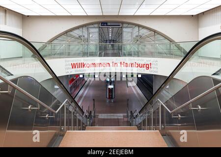 Willkommensschild am Bahnhofseingang der Hamburg flughafen in Deutschland Stockfoto