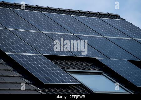 Abbildung zeigt Sonnenkollektoren auf einem Dach in Mechelen, Dienstag, 16. Februar 2021. BELGA FOTO JASPER JACOBS Stockfoto