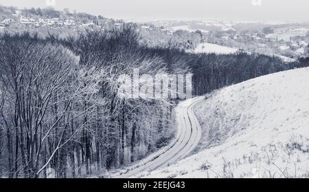 Eine verschneite Aussicht auf Bear Hill in den Cotswolds Stockfoto