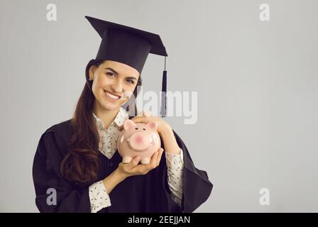 Kopieren Raum Hintergrund mit glücklichen Schüler halten Sparschwein und Lächelnd in die Kamera Stockfoto