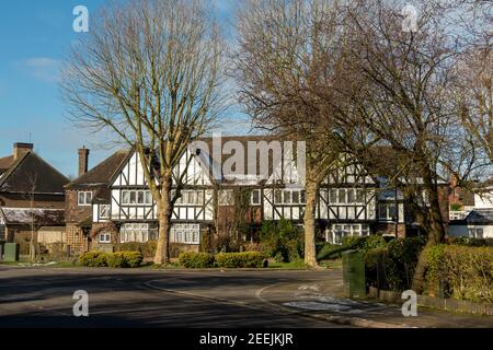 London - Grand Mock Tudor Wohnhäuser in Queens Drive Gegend Von West London Stockfoto