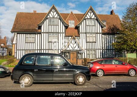 London - Grand Mock Tudor Wohnhäuser in Queens Drive Gegend Von West London Stockfoto