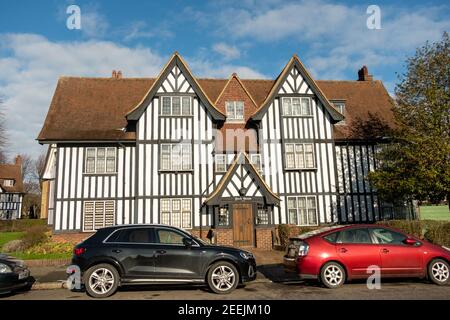 London - Grand Mock Tudor Wohnhäuser in Queens Drive Gegend Von West London Stockfoto