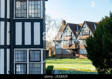 London - Grand Mock Tudor Wohnhäuser in Queens Drive Gegend Von West London Stockfoto