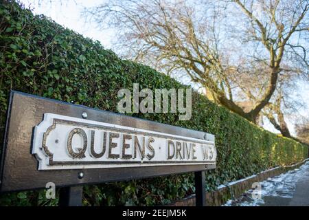 London - Grand Mock Tudor Wohnhäuser in Queens Drive Gegend Von West London Stockfoto