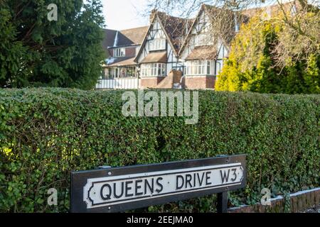 London - Grand Mock Tudor Wohnhäuser in Queens Drive Gegend Von West London Stockfoto