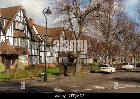 London - Grand Mock Tudor Wohnhäuser in Queens Drive Gegend Von West London Stockfoto