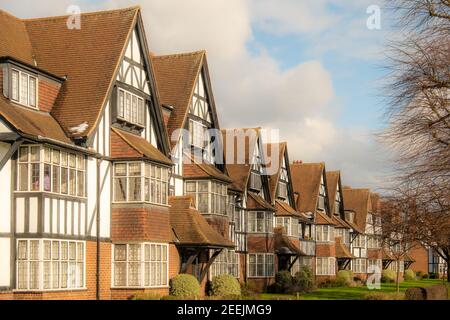 London - Grand Mock Tudor Wohnhäuser in Queens Drive Gegend Von West London Stockfoto