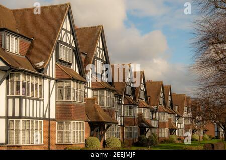 London - Grand Mock Tudor Wohnhäuser in Queens Drive Gegend Von West London Stockfoto