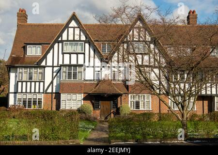 London - Grand Mock Tudor Wohnhäuser in Queens Drive Gegend Von West London Stockfoto