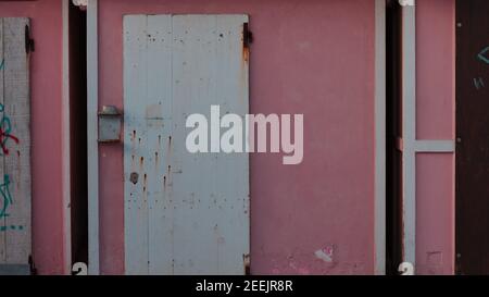 Eine weiße Holztür einer rosa Strandhütte (Pesaro, Italien, Europa) Stockfoto